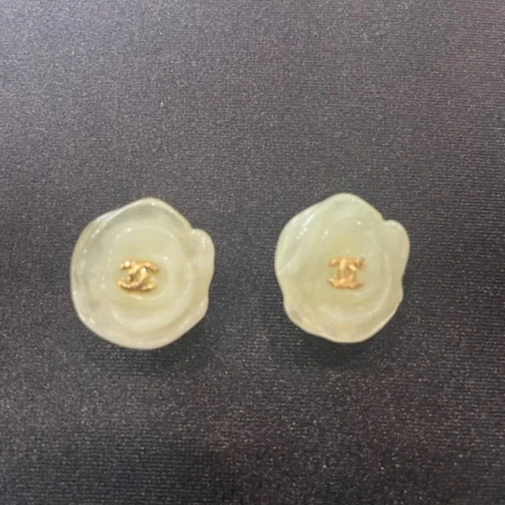 CHANEL flower stud